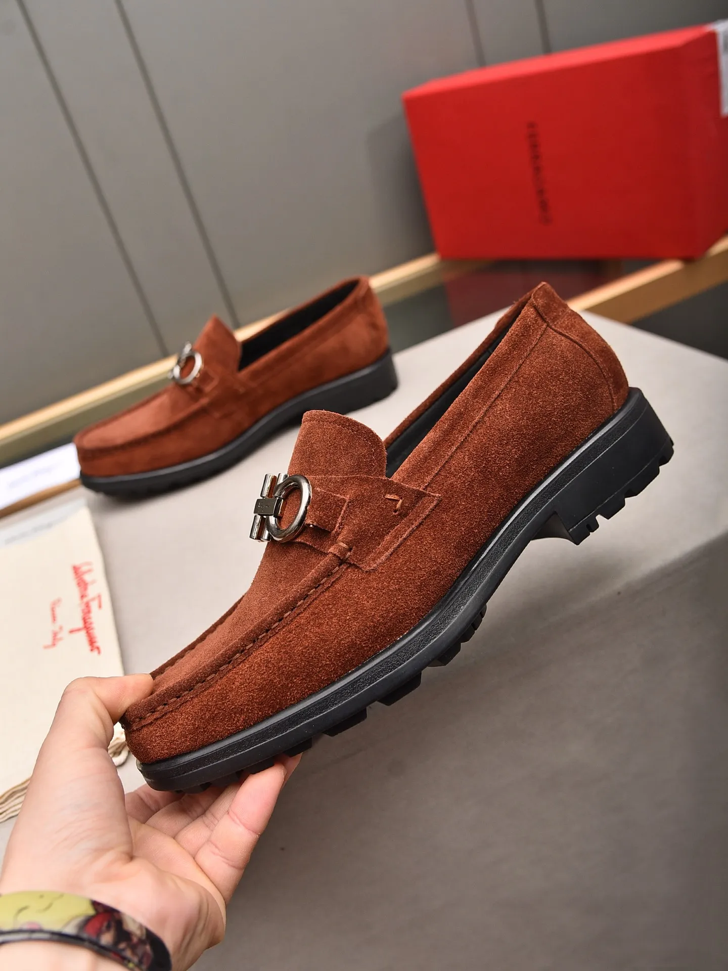 Men's shoes 💰: 500 Brand: Ferragamo Size: Men's size 38/44 (45 can be customized) Grade: Same style as the official website High-end quality men's shoes Material: Original first-layer calfskin Water-dyed cowhide lining Original outsole Style categories: Men's fashionable formal business casual leather shoes Slip-on men's shoes high-top series Young fashion European and American trends British style Casual matching Comfortable feet